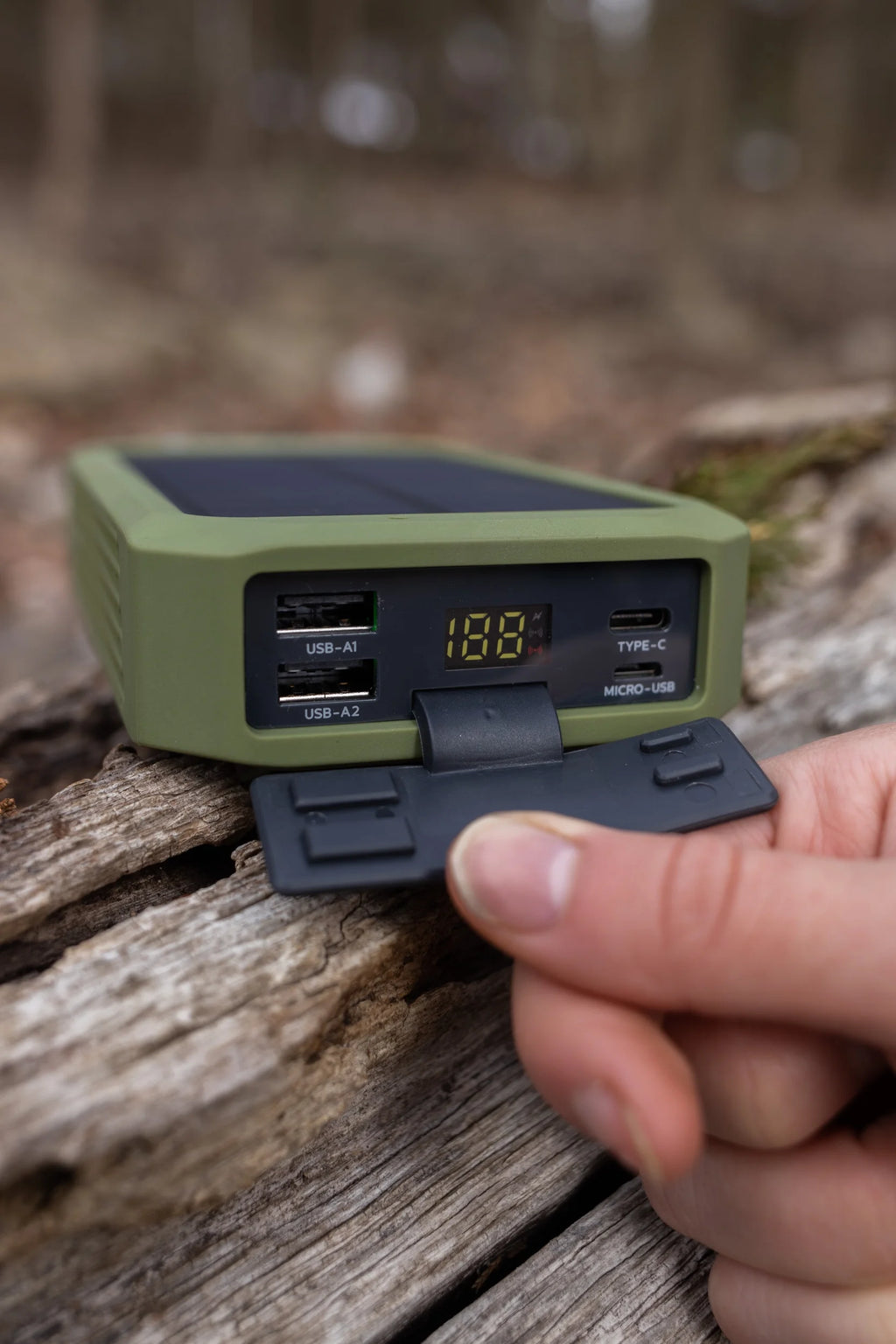 20000Mah Wireless Power Bank with Flashlight and IP54 Protection