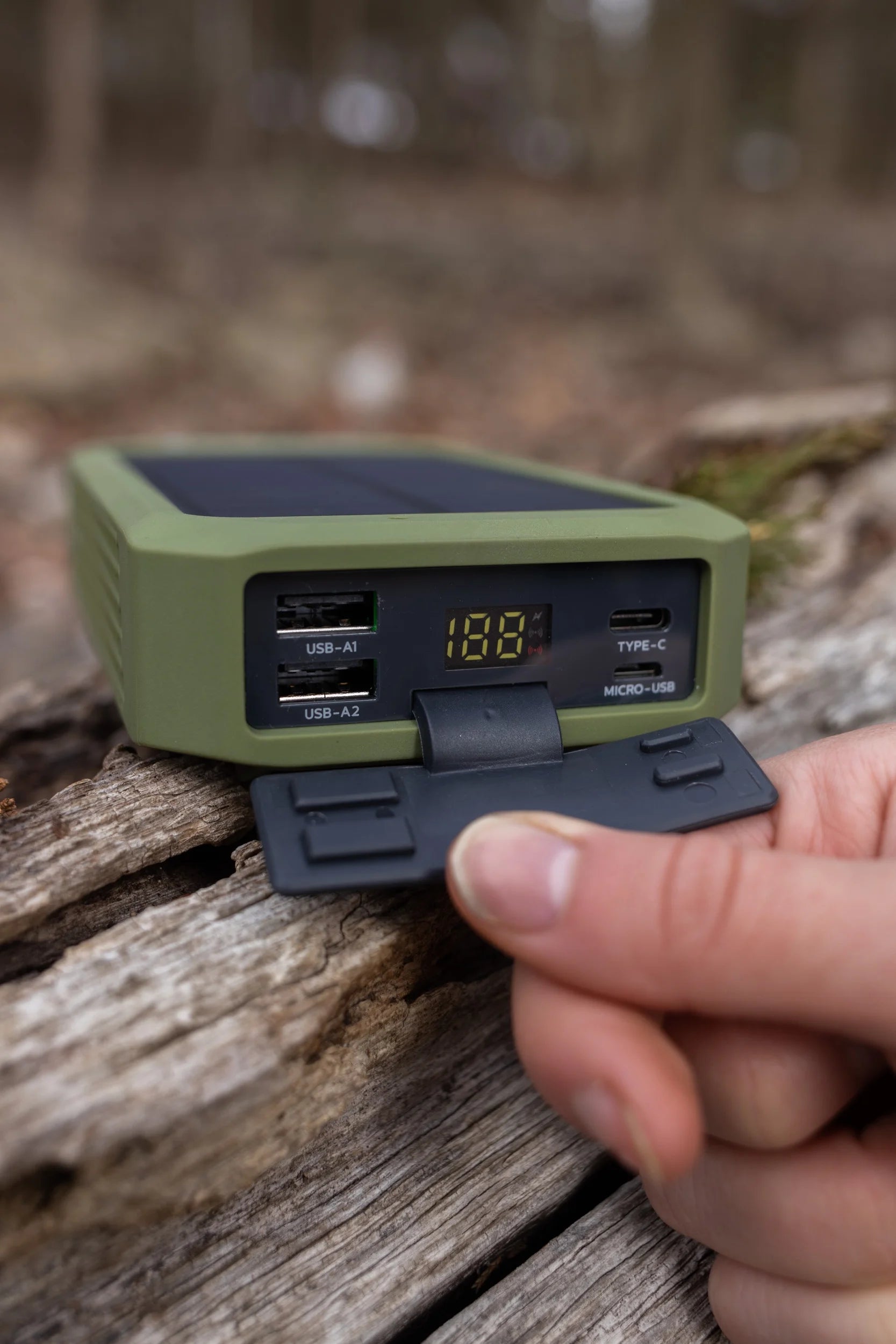 20000Mah Wireless Power Bank with Flashlight and IP54 Protection